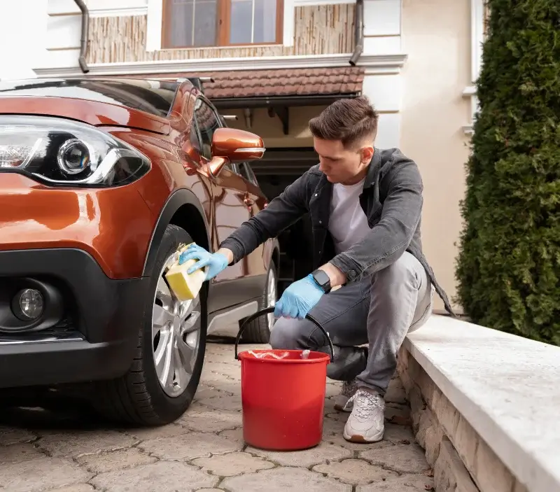 Lavage auto à domicile Bouzais : professionnel intervenant sur un véhicule